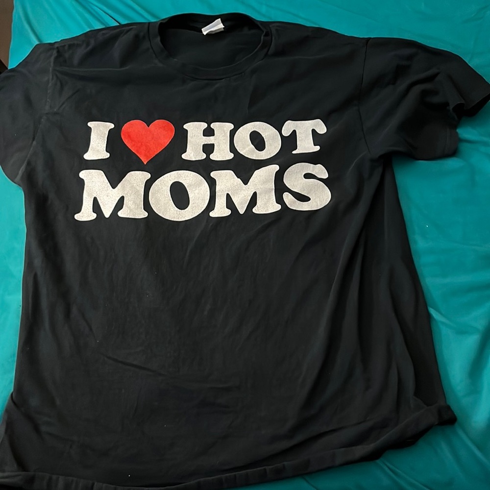 I ❤️ Hot Moms Tee